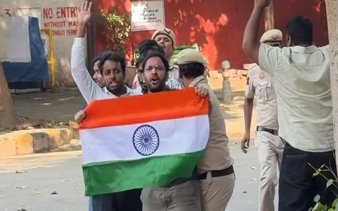 যন্তরমন্তরে নিষেধাজ্ঞা, গেট টপকে ভিতরে ঢুকে আটক ‘সিজেপি’ নেতা সৌরভ-আশুতোষ-অজিঙ্ক