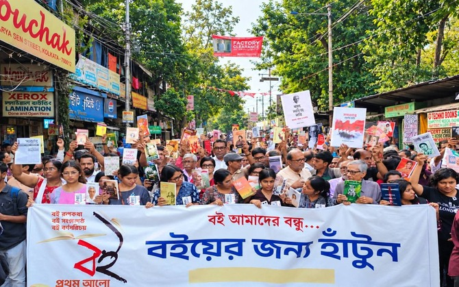 বইয়ের স্টলে হামলার প্রতিবাদ, বই বুকেই কল্লোলিত কলেজ স্ট্রিট 