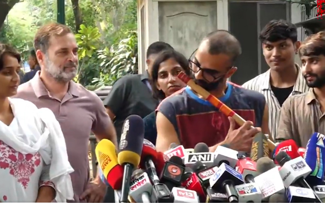 লাঠির বদলে বাঁশি, ঘৃণার বদলে ভালোবাসা : গান্ধীর অহিংসার উত্তরাধিকারেই প্রতিবাদের নতুন ভাষা খুঁজছে দেশ?