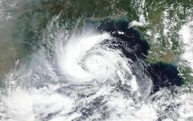 শক্তি বাড়িয়ে অতি শক্তিশালী ঘূর্ণিঝড় ‘অর্ণব’! অন্ধ্র উপকূলে আছড়ে পড়ার পূর্বাভাস, বাংলায় বাড়বে বৃষ্টি, নামবে পারদ