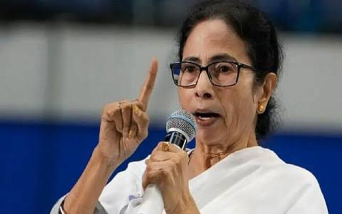 ‘এসআইআর’ আন্দোলনে যোগ দিতে দিল্লির পথে মমতা