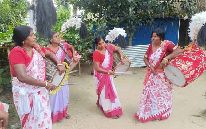 বায়নার অপেক্ষায় পূর্বস্থলীর মহিলা ঢাকিরা